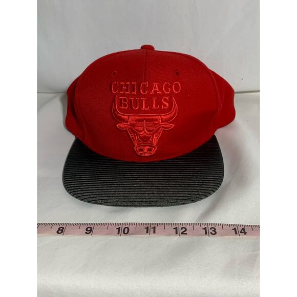 Chicago Bulls Red Black Mitchell & Ness Nostalgia adjustable men's snap ballcap - Picture 8 of 9